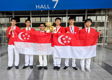 A group of boys holding flags

Description automatically generated